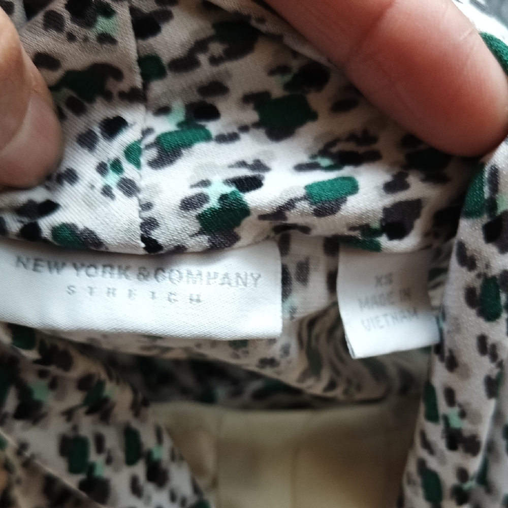 New York & Company Green and Black Patterned Top XS - Picture 2 of 6